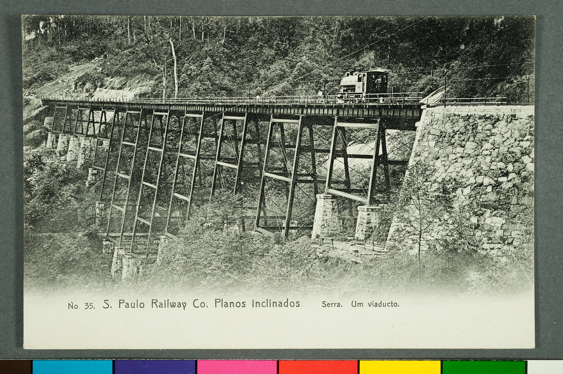 Imagem de referência de Nº 35. S. Paulo Railway Co. Planos Inclinados. Serra. Um Viaducto, descrito nos dados abertos como item da Coleção Cartões Postais, no Museu Paulista