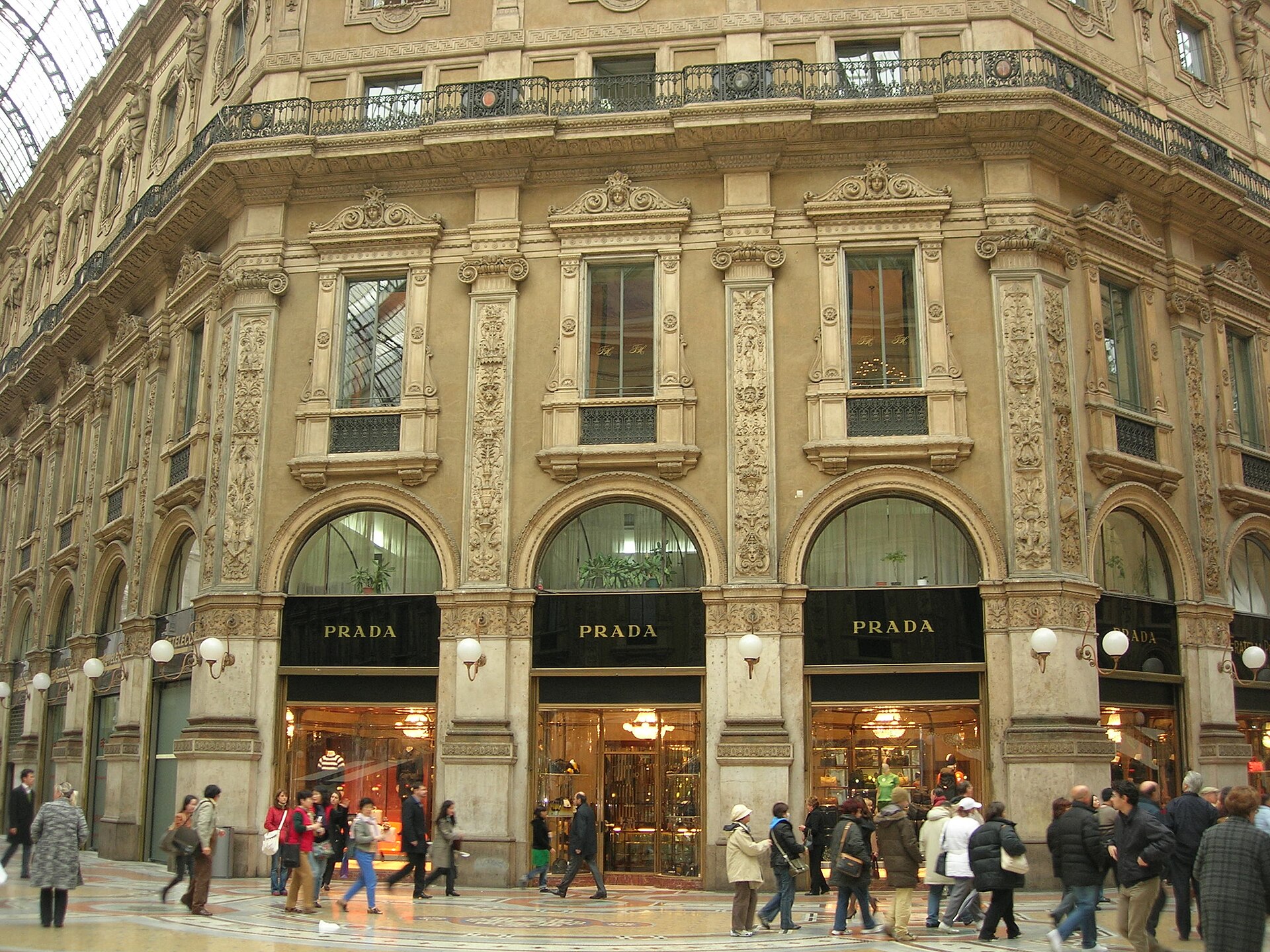 Imagem de referência de Prada, descrito nos dados abertos como marca italiana de moda