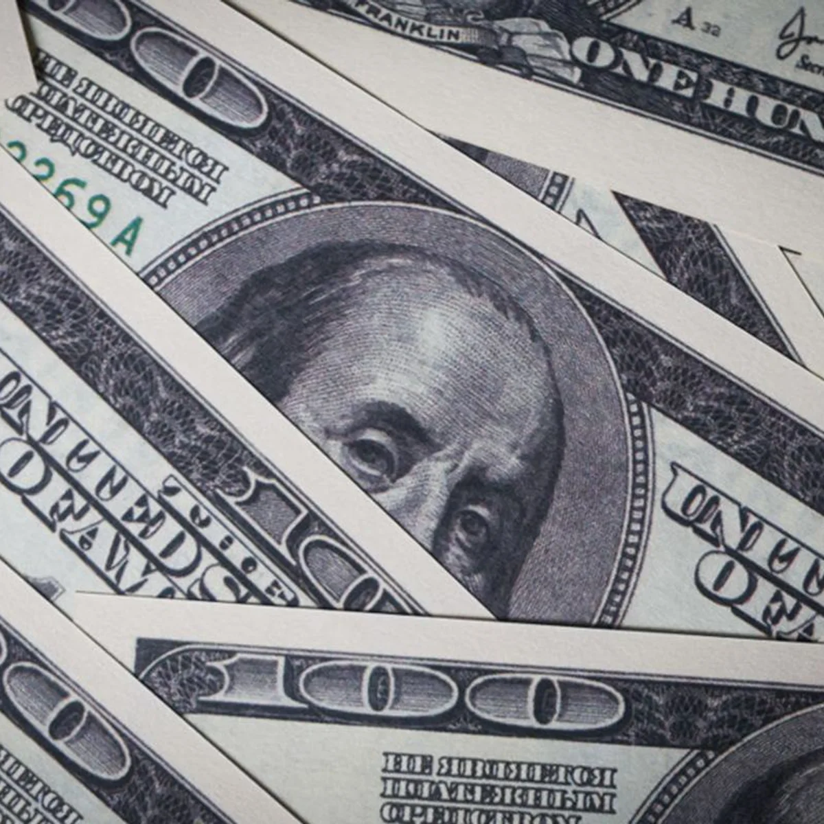 Dólar cai com corrida eleitoral e inflação comportada no Brasil e nos EUA