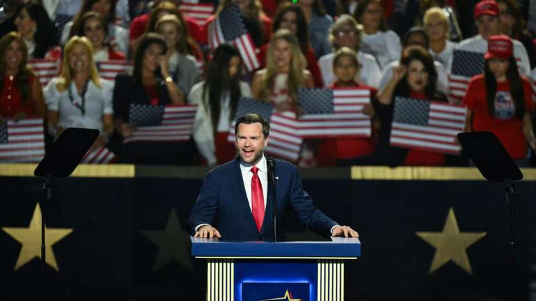 Vice de Trump adota tom mais moderado e discursa como herdeiro político para 2028 em convenção