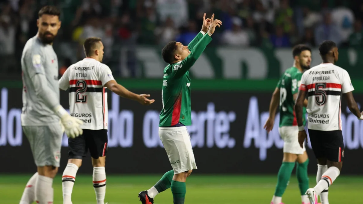 Palmeiras derrota São Paulo e assume liderança provisória do Brasileirão
