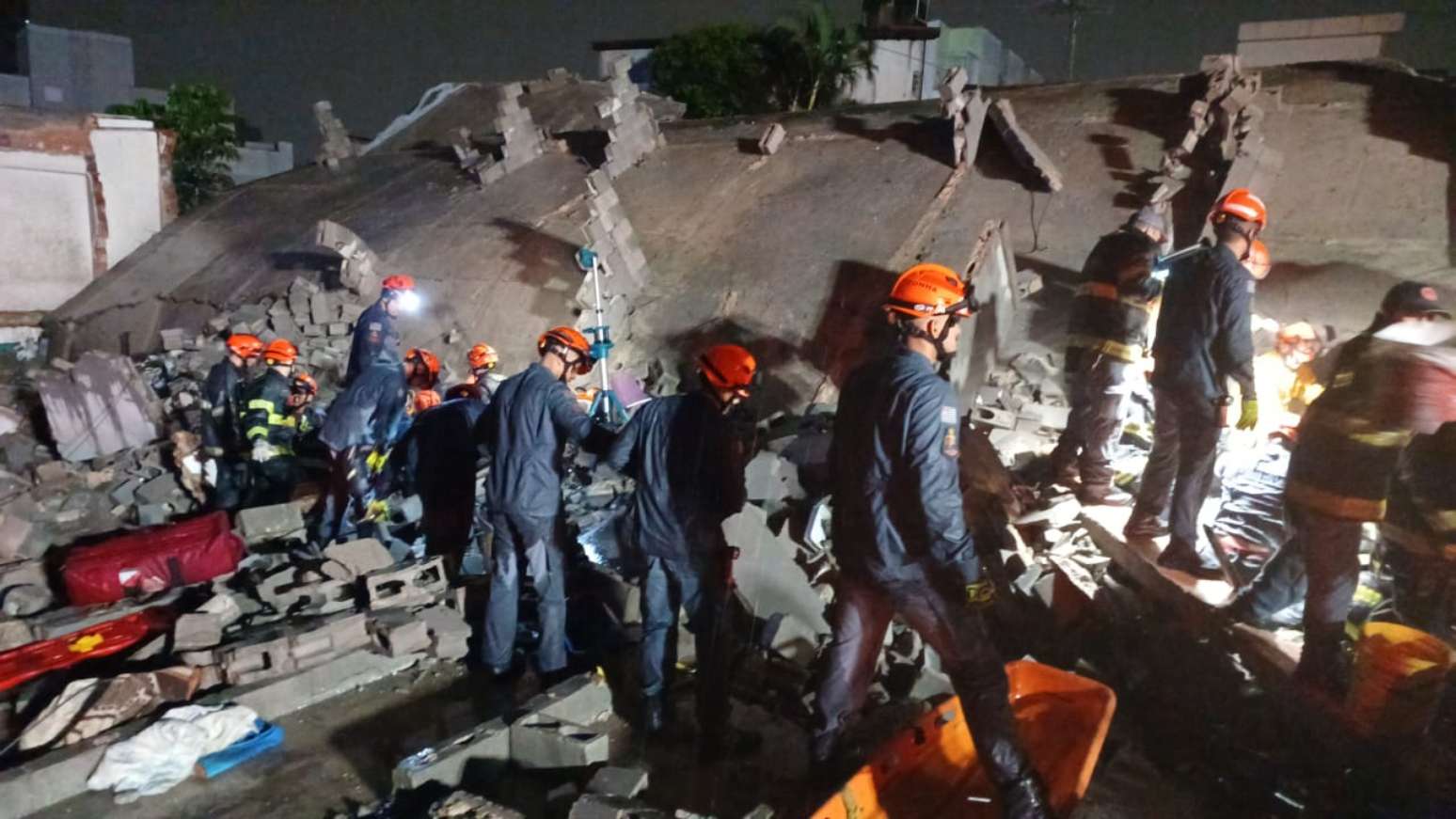 Pr&eacute;dio embargado de 12 andares desabou sobre casa na zona leste de S&atilde;o Paulo