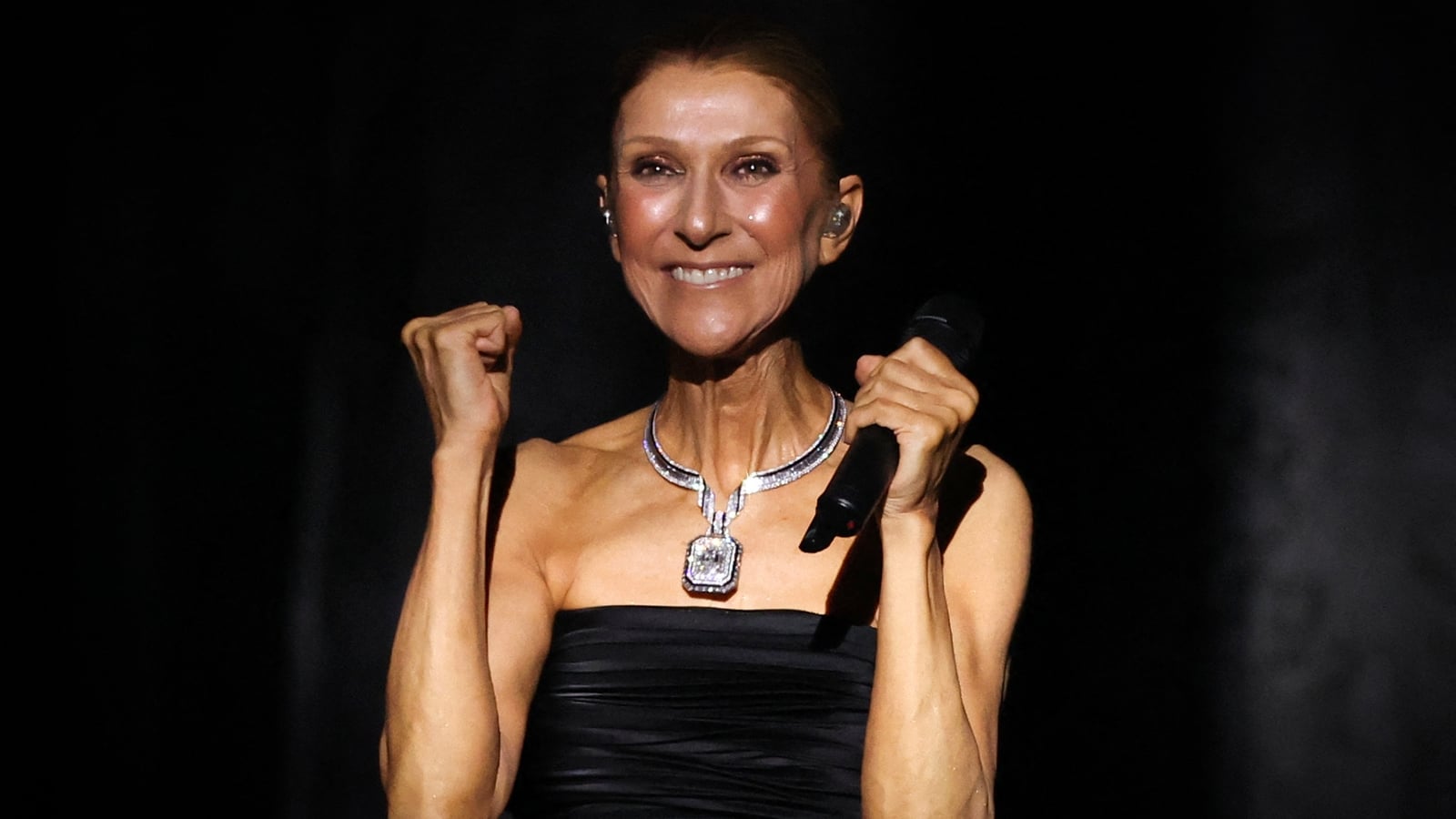 Céline Dion faz o retorno à cena que todos esperavam em Paris