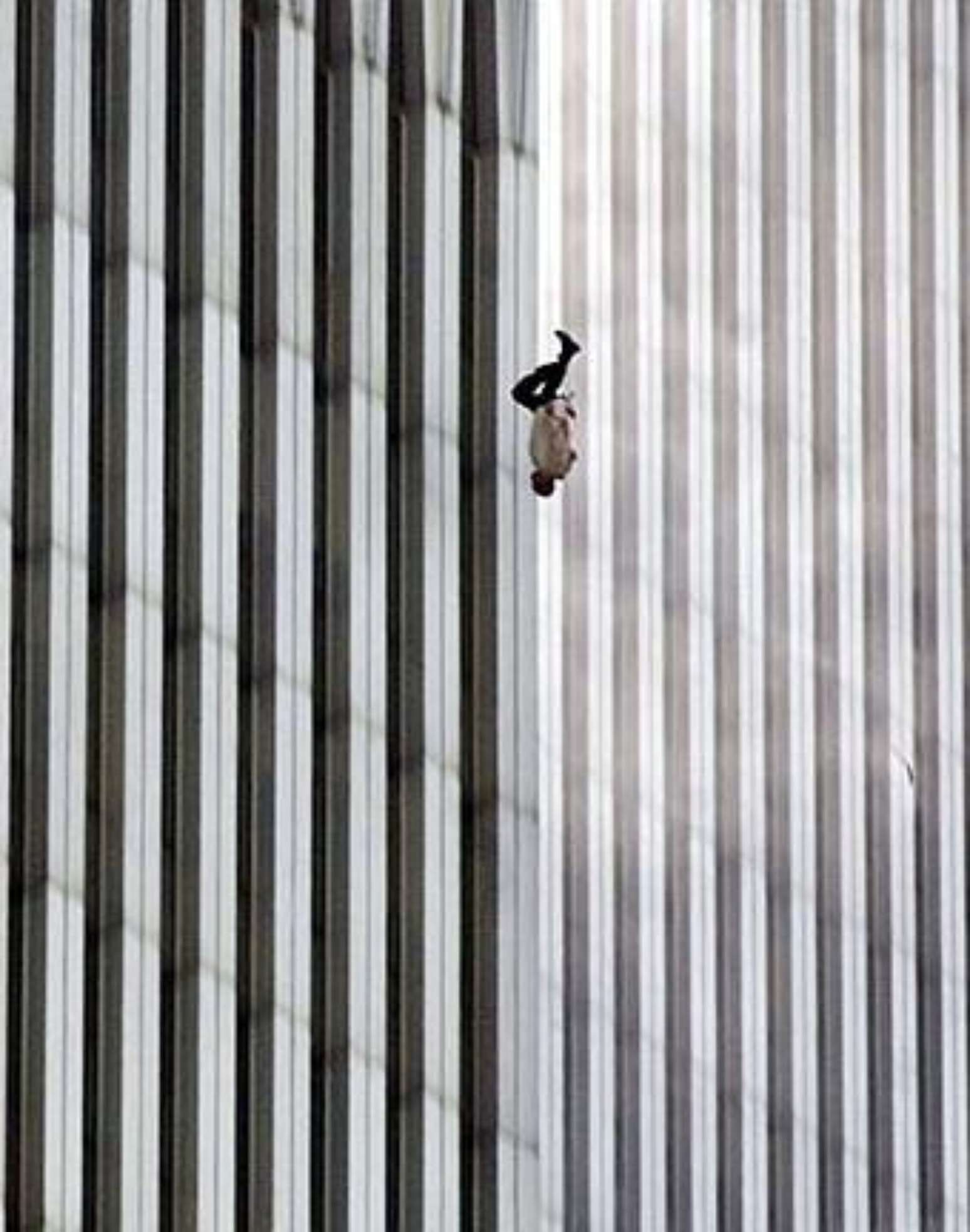 Era um dilema horr&iacute;vel que ele [homem da foto] enfrentou, sufocar ou cair, e escolheu a segunda op&ccedil;&atilde;o