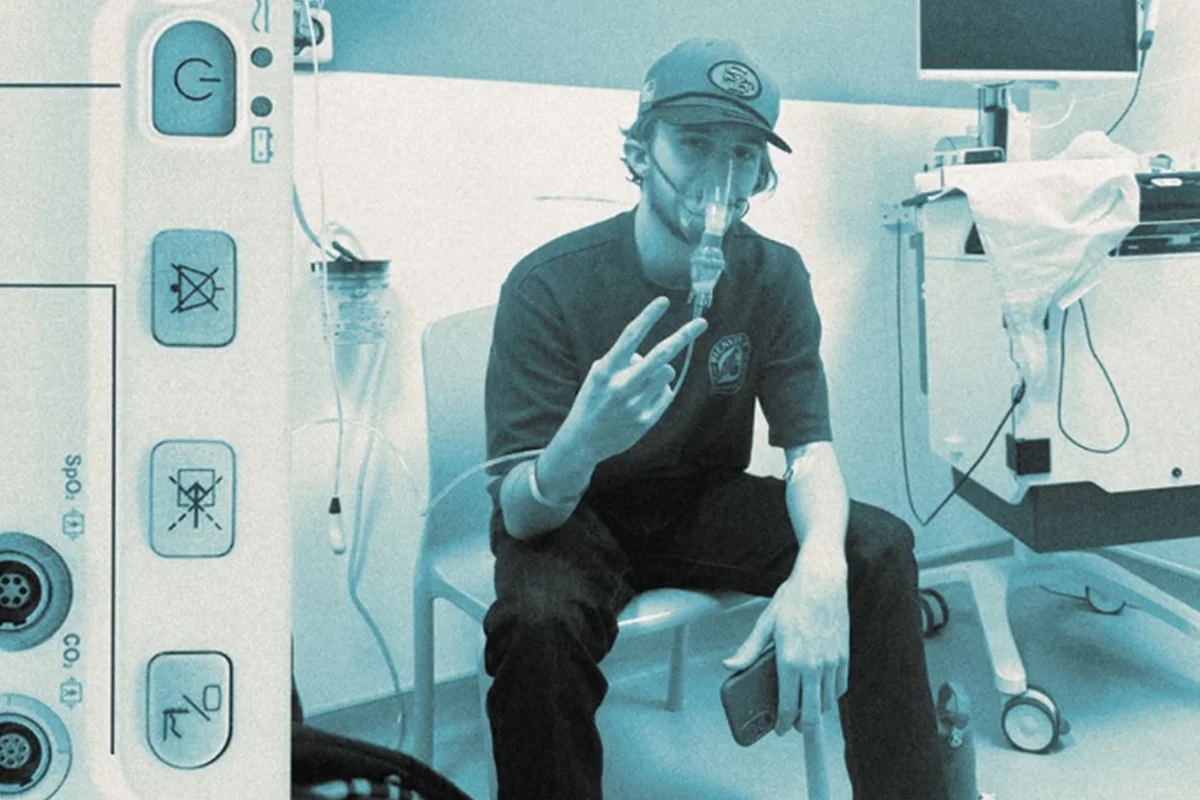 Foto colorida de tom azul, com homem em ambiente hospitalar conectado a tubos - Metrópoles.