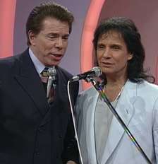 Em 1997, Roberto Carlos foi ao SBT e teve uma conversa reveladora com Silvio Santos Foto: Reprodução (Imagem com qualidade melhorada por IA)