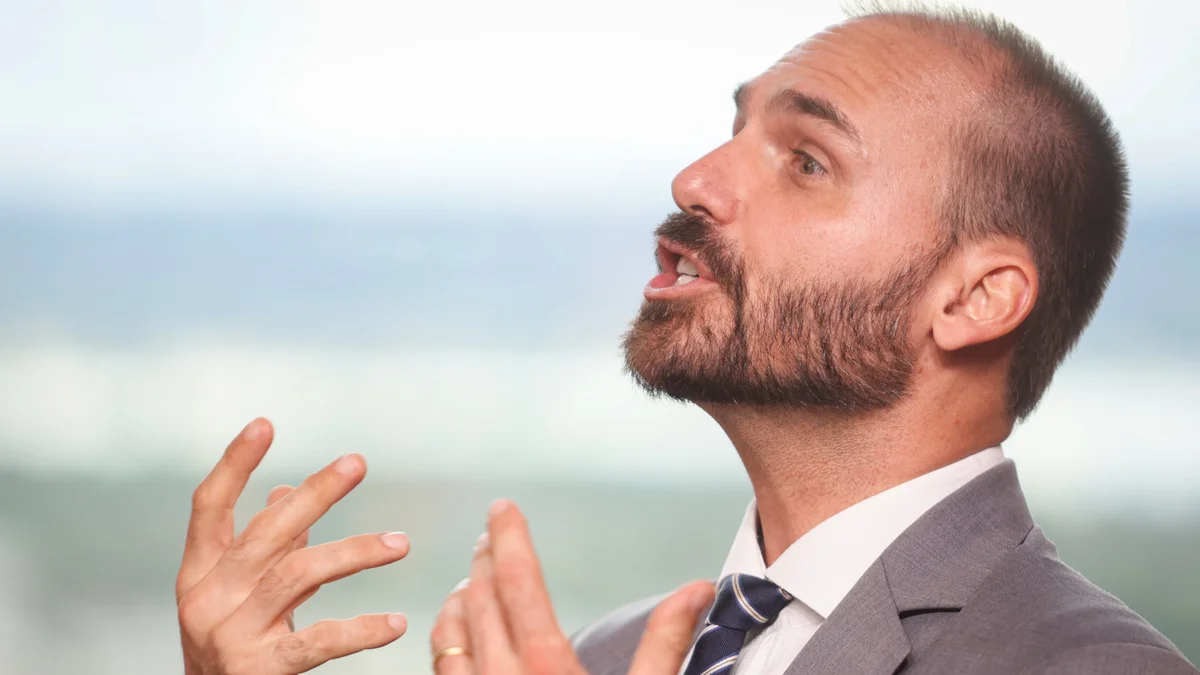 Eduardo acusa PF de “abuso de poder” contra produtora de Dark Horse