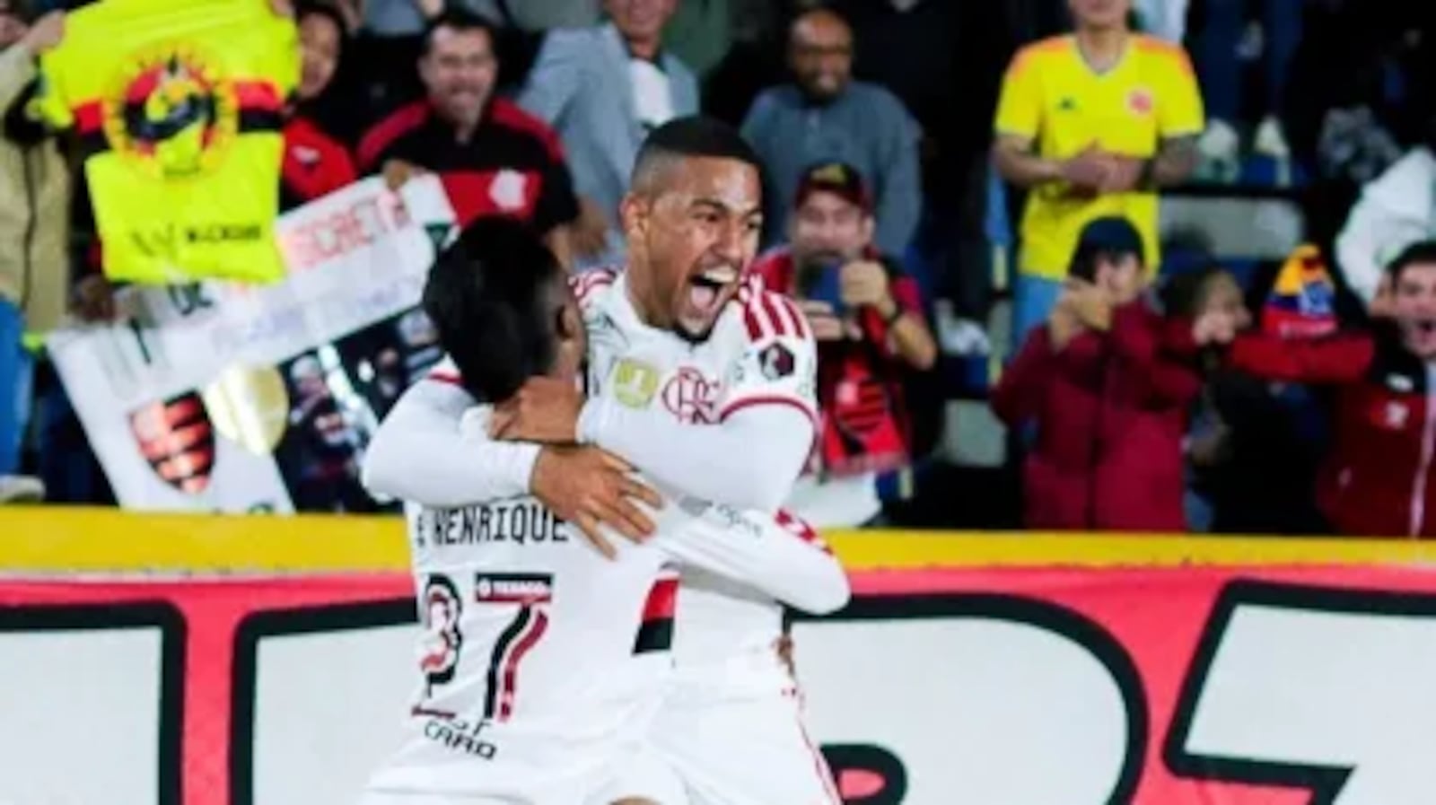 Bruno Henrique comemora com Samuel Lino, que deu assistência excepcional para o primeiro gol do Flamengo. A um passo da semifinal da Libertadores Reprodução/Instagram Flamengo
