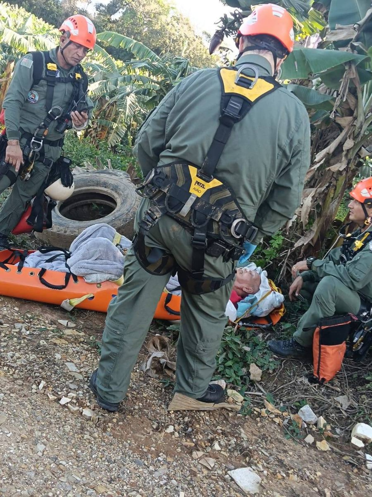 PM resgata de helicóptero homem de 100 anos ilhado após enchentes em Eldorado; veja vídeo da ação