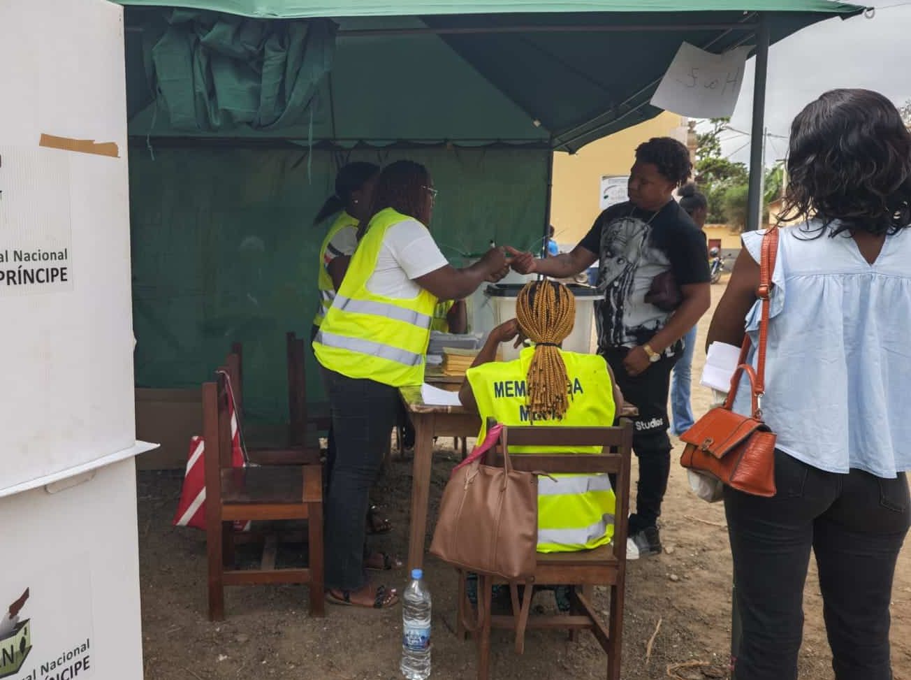 As eleições mais estranhas dos últimos anos decorrem sem boicotes e na mais profunda tranquilidade