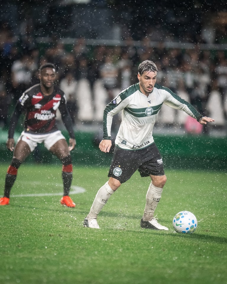 Athletico e Coritiba empatam em jogo com campo alagado e ‘Protocolo Vini Jr.’ no Brasileirão