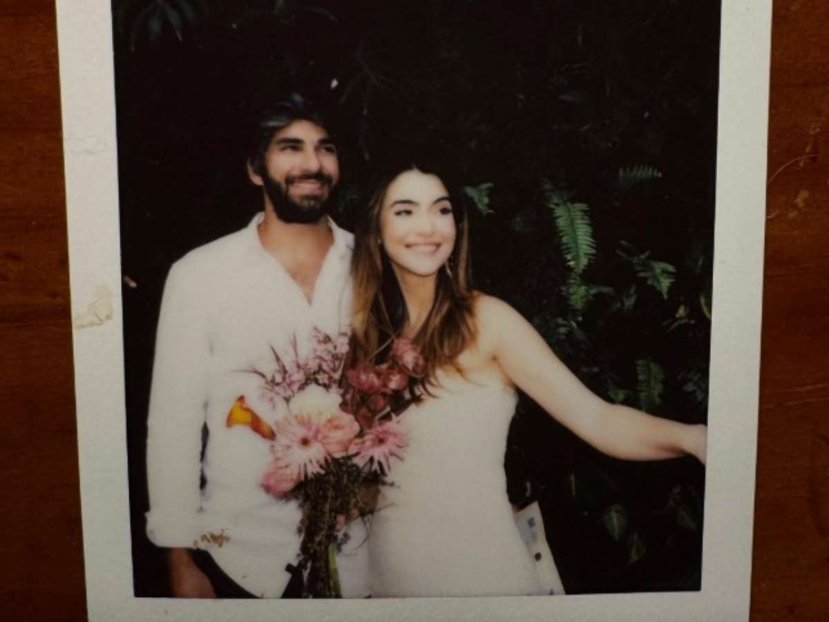 Hugo Moura, ex de Deborah Secco, mostra registro de casamento com jornalista pela primeira vez