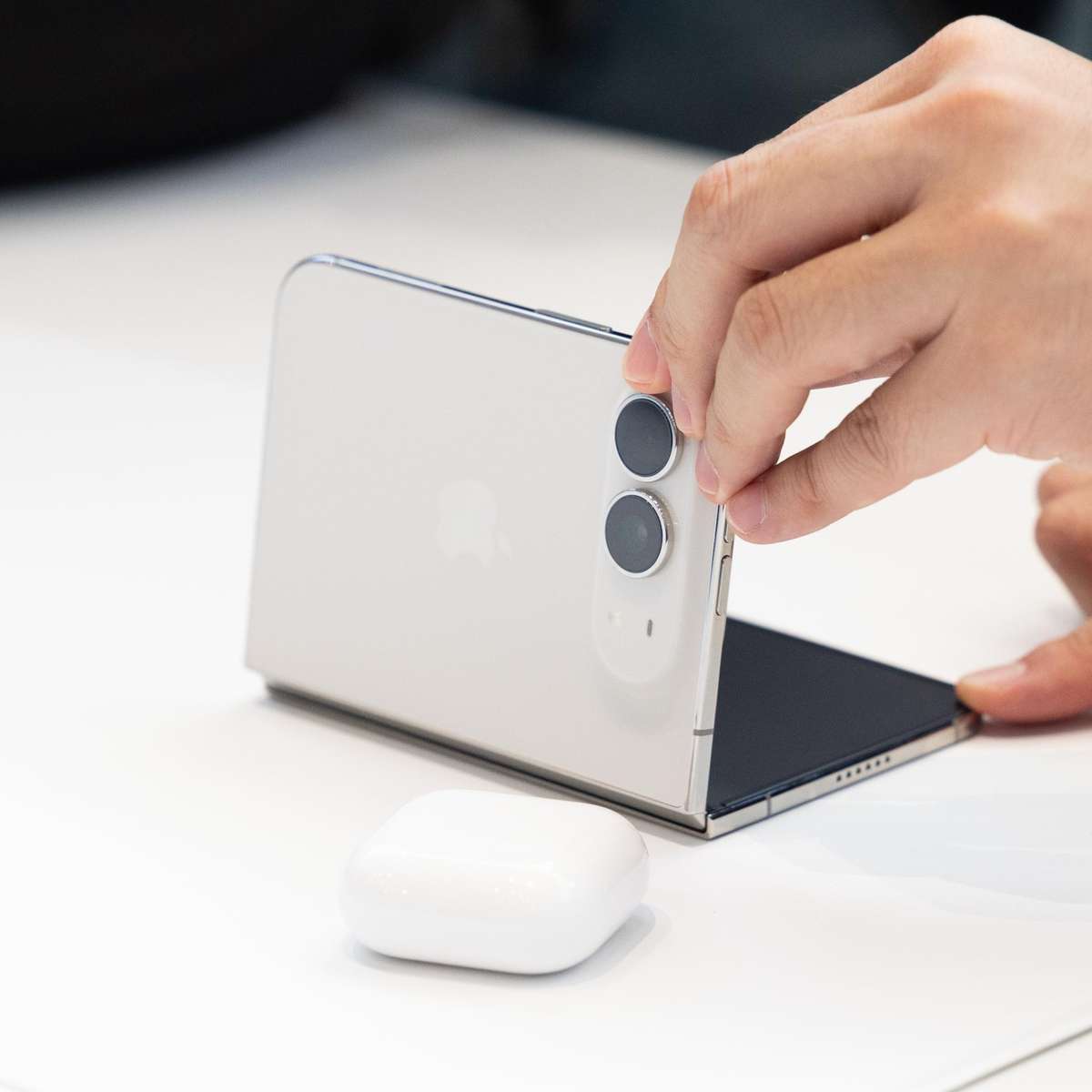 Apple lança iPhone dobrável Duo com preço a partir de R$ 10 mil