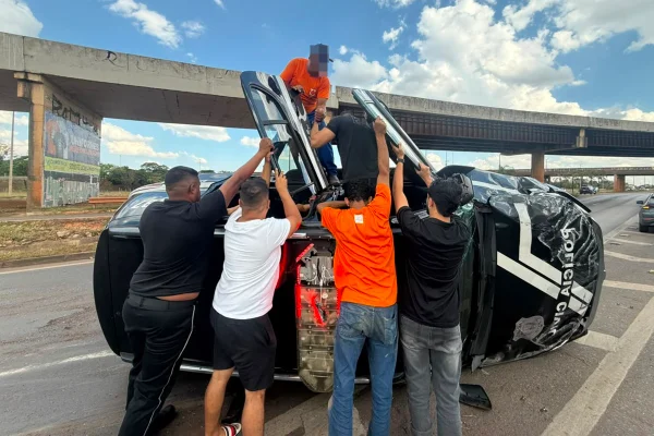 Viatura da Polícia Civil do DF capota e deixa um agente ferido