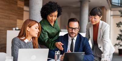Descubra como a lideran&ccedil;a impacta a sa&uacute;de mental do trabalho. Veja 5 pr&aacute;ticas essenciais para evitar a sobrecarga e promover o bem Foto: estar - Jelena Danilovic/iStock / Getty Images Plus / Bons Fluidos