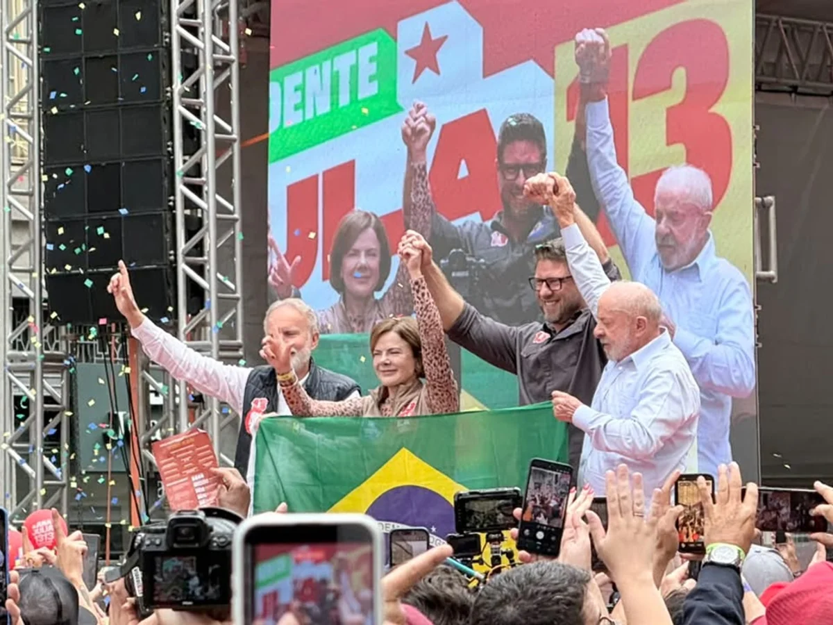 "Algoz" e "frouxo": Moro vira alvo durante ato de Lula em Curitiba (PR)
