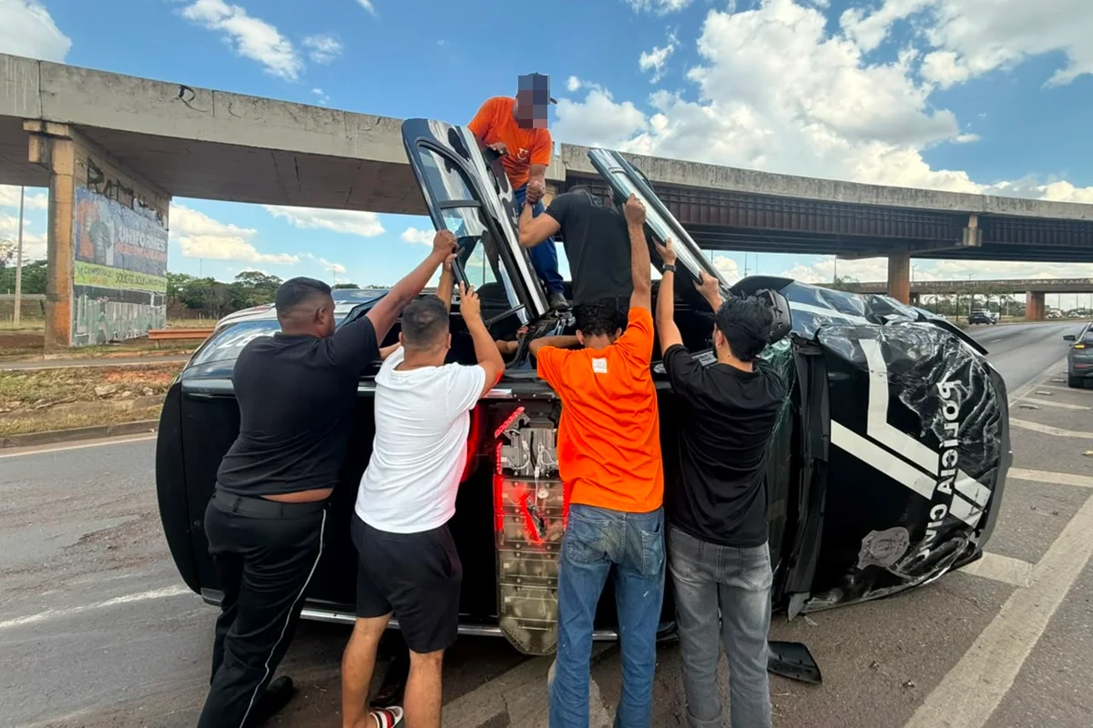 Viatura da Polícia Civil do DF capota e deixa um agente ferido