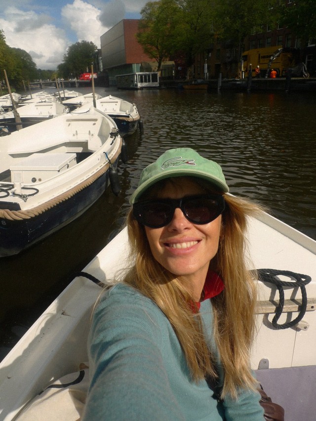 Carolina Dieckmmann comemora aniversário de 48 anos em Amsterdã: 'Sorte e gratidão'