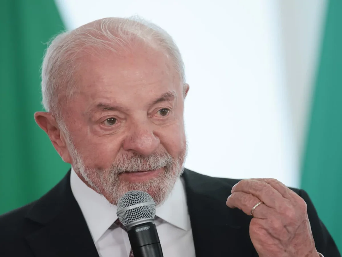 Lula diz que Trump "age como imperador" e rejeita guerra tarifária com EUA