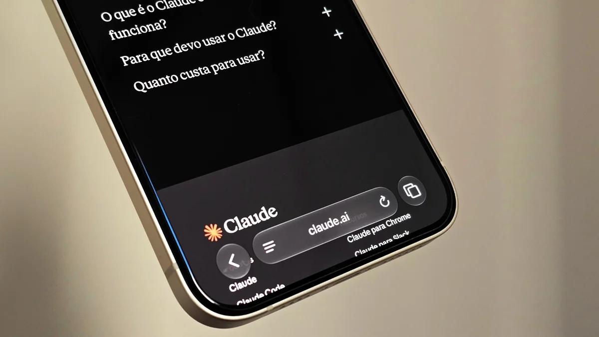Celular com o site do Claude aberto