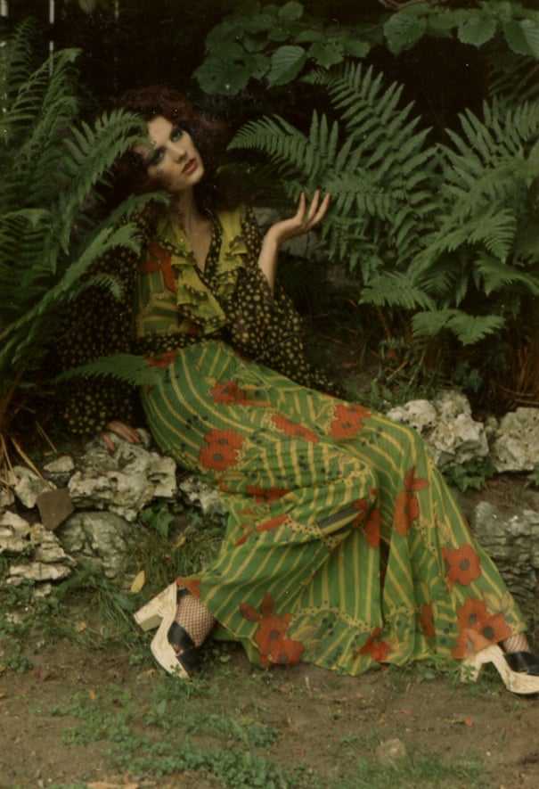 Sexo, drogas e tecidos florais: Celia Birtwell relembra seus tempos selvagens – e roupas ainda mais extravagantes – com Ossie Clark