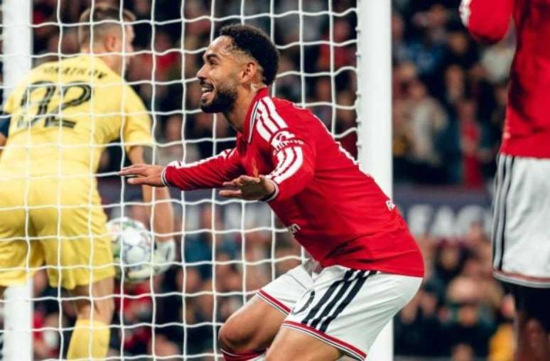 United goleia Sabah com gol de Matheus Cunha em estreia na Champions