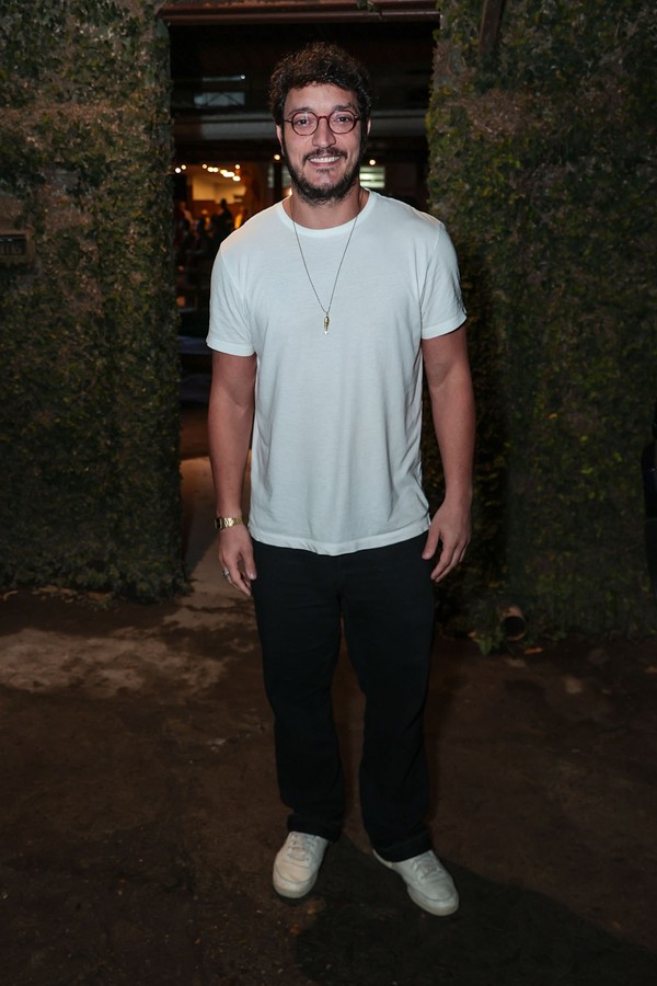 'Quem Ama Cuida': elenco capricha em looks para assistir centésimo capítulo da novela