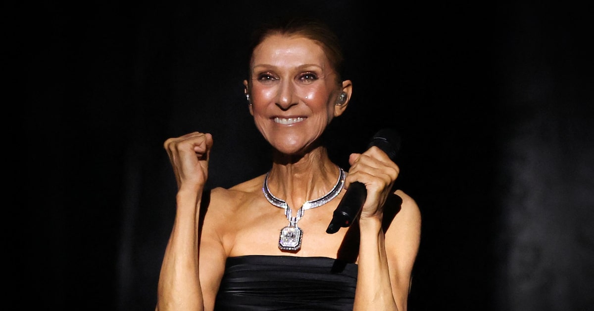 Céline Dion fica descalça e sobe em capô de carro de luxo para cantar e dançar com fãs