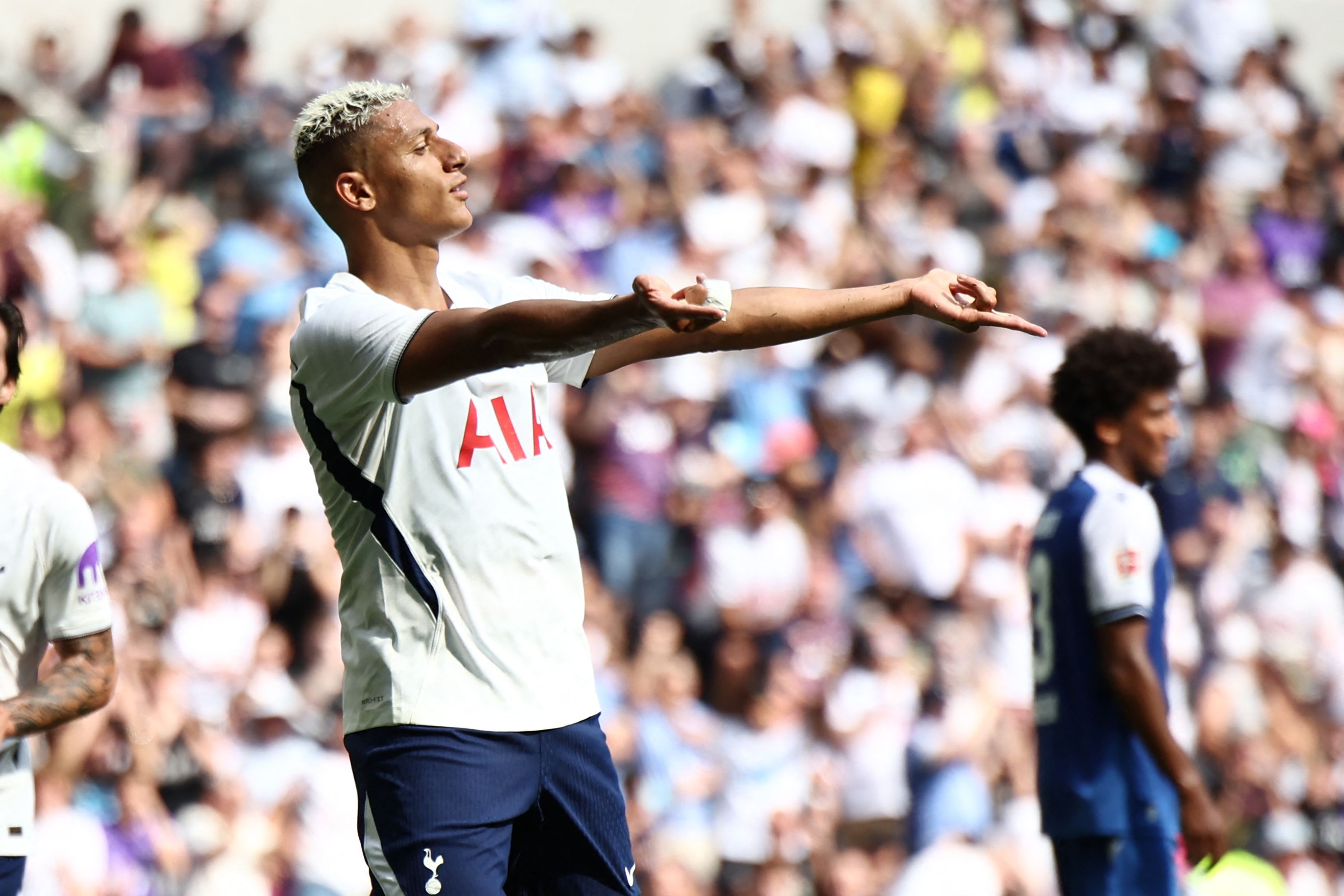 Após fala de treinador, Richarlison questiona afastamento do Tottenham: 'Por que?'
