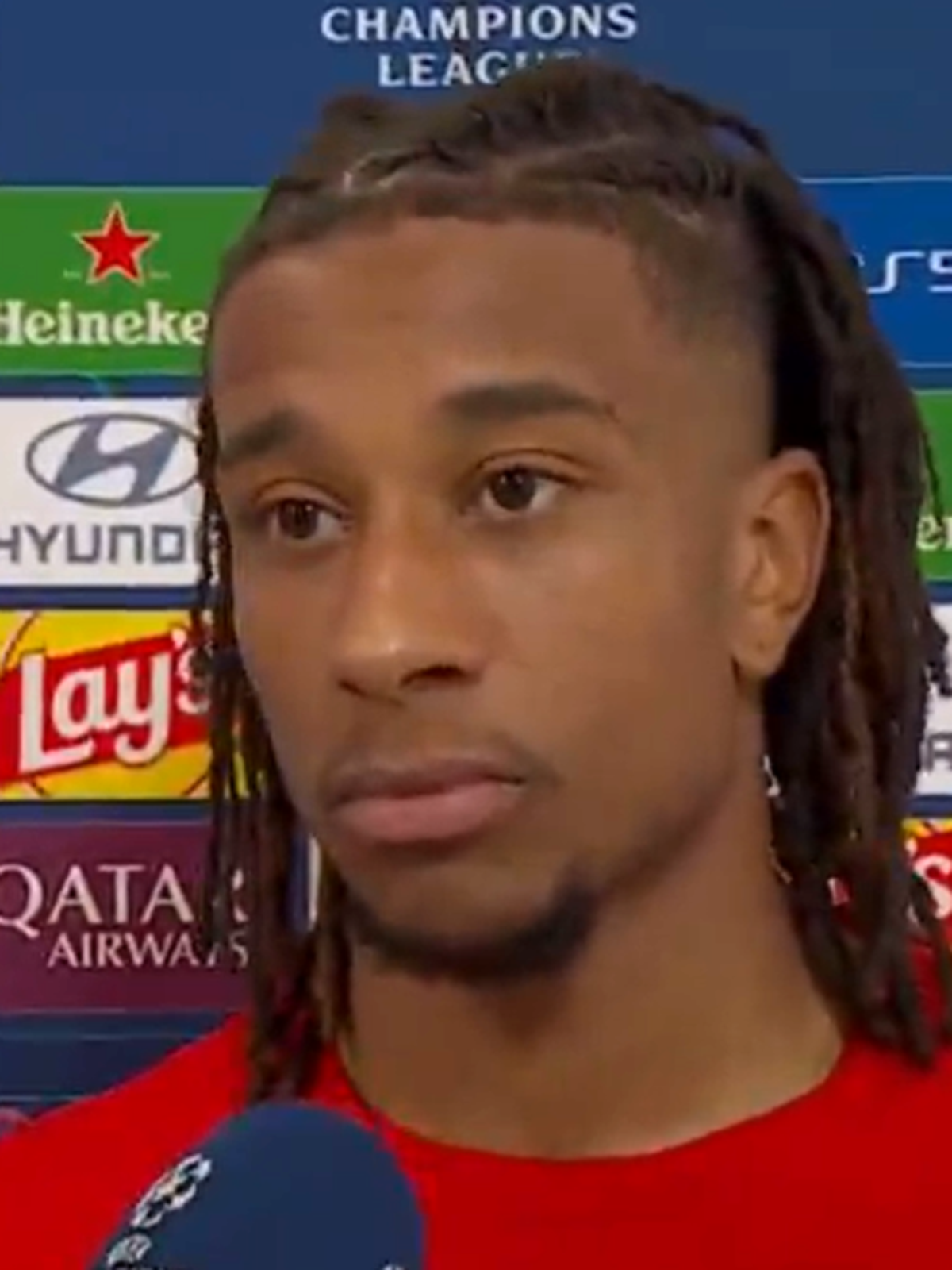 Olise viraliza com entrevista inusitada após goleada do Bayern na Champions: 'Pior entrevistado de todos os tempos'