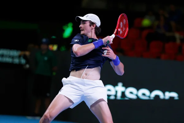 Copa Davis: João Fonseca vira contra Stricker e vence a primeira partida