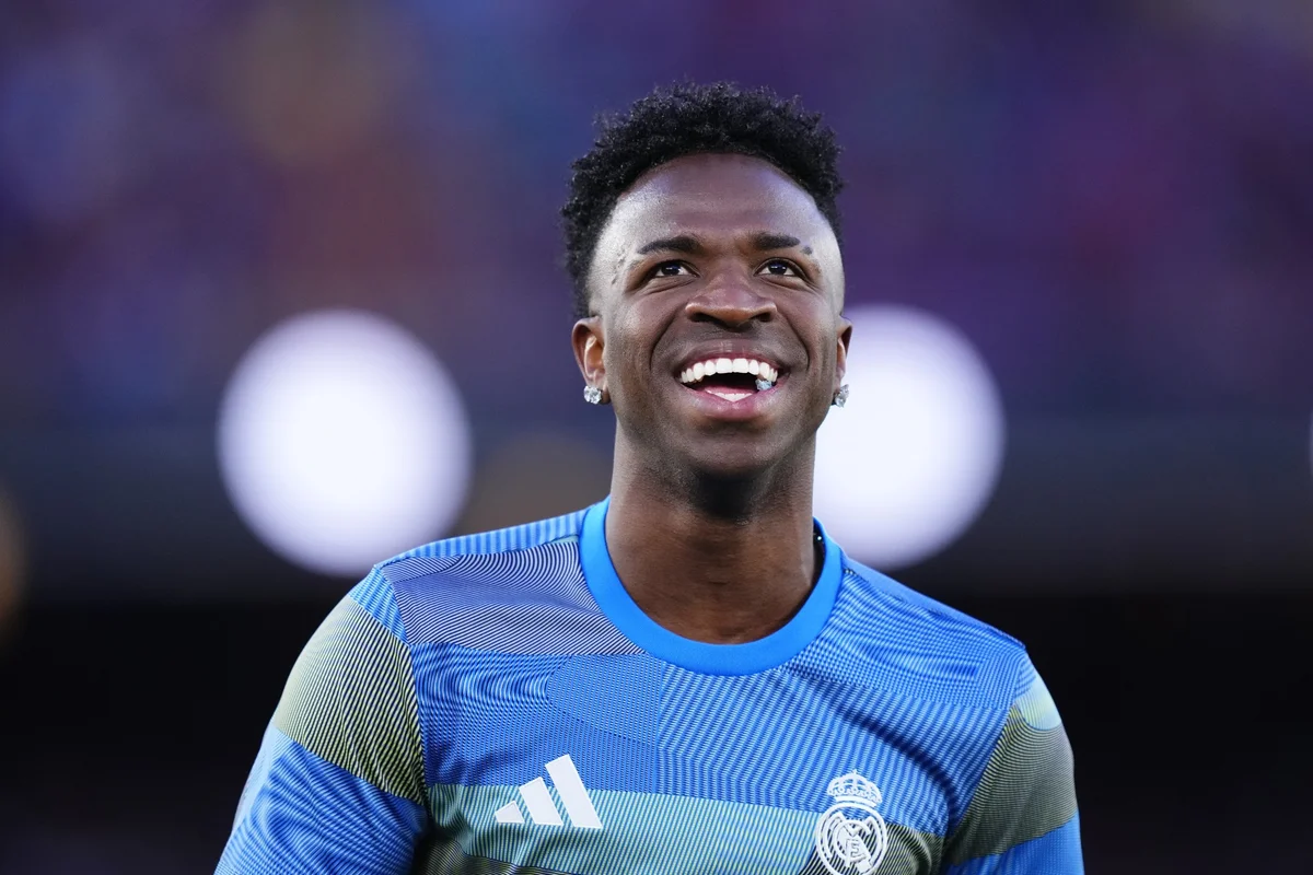 Vini Jr. com a camisa do Real Madrid