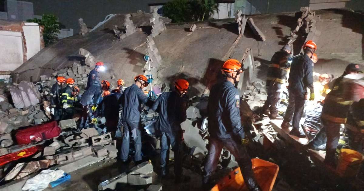 Prédio em construção desaba sobre casa sobre casa e deixa 2 mortos em SP