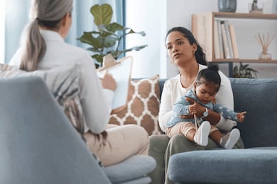 Por que a culpa materna pesa tanto e como ela pode afetar a saúde mental? Veja como lidar com esse sentimento