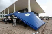Vento derruba tenda que abrigava jornalistas no STF