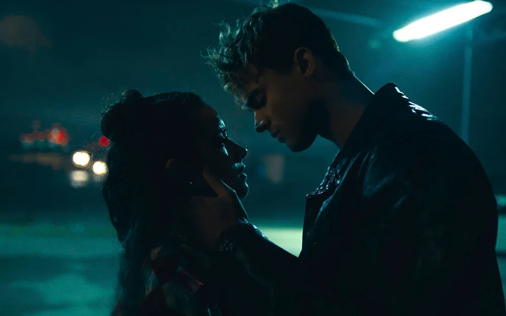 O filme Minha Culpa - Londres narra um romance proibido entre uma jovem estadunidense e um herdeiro britânico — Foto: Divulgação/Amazon Studios