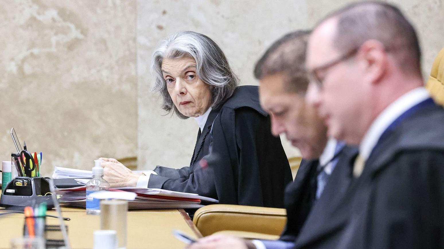 C&aacute;rmen L&uacute;cia durante julgamento do STF, ao lado de Nunes Marques e Cristiano Zanin