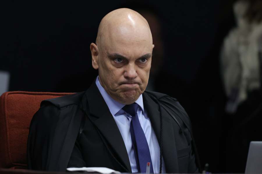 Moraes autoriza visitas permanentes de familiares a Bolsonaro, mas não inclui Flávio na lista