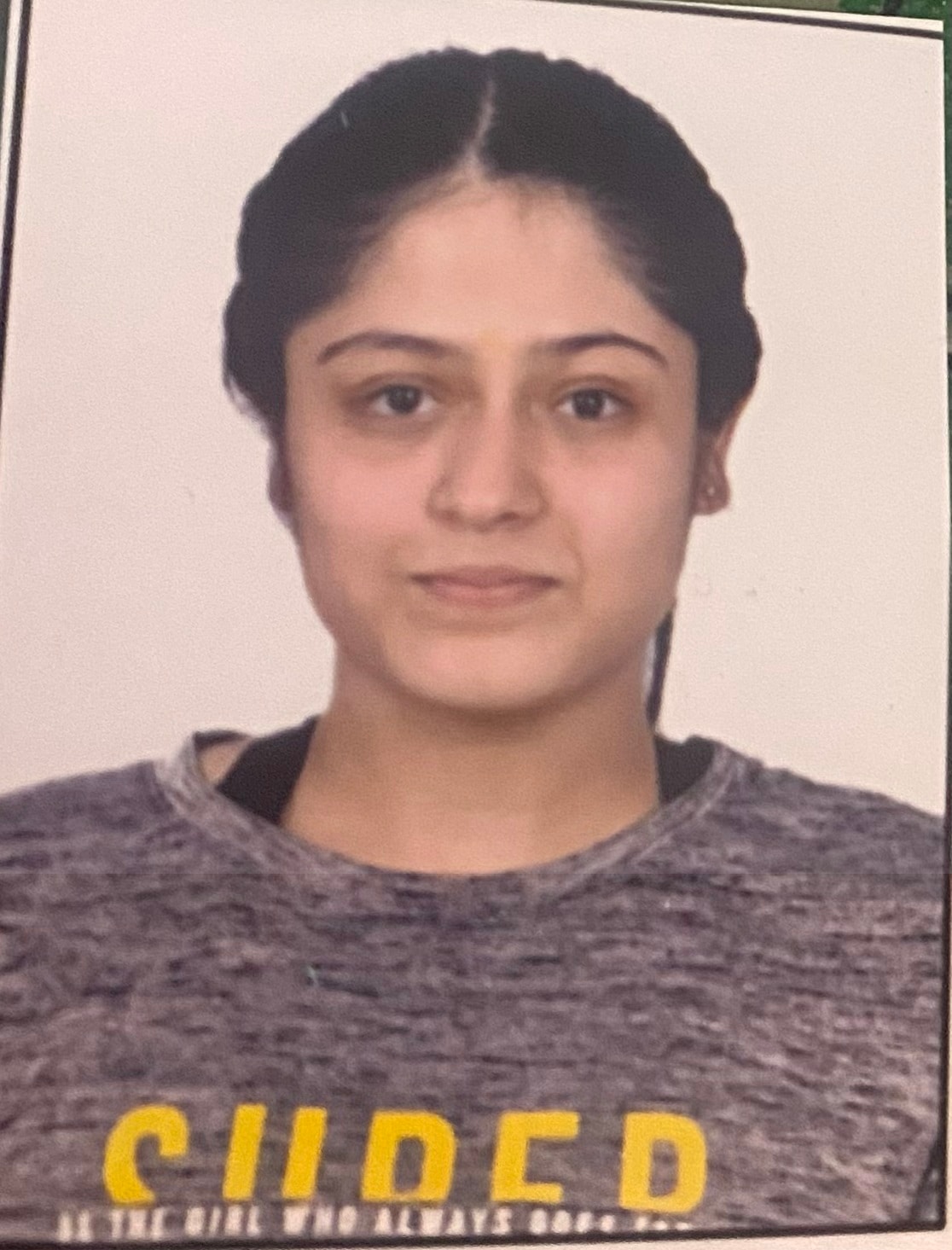 Imagem da matéria: Govinda visita Lalbaugcha Raja com a namorada supostamente romântica Komal Rani Swarnkar; a esposa Sunita Ahuja recebe o darshan sozinha