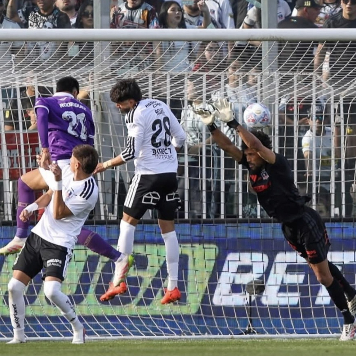 Técnico do Colo-Colo sai em defesa de Vozinha após falha do goleiro
