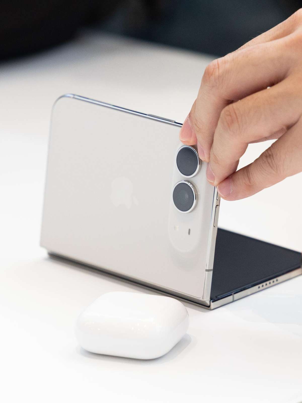 Apple lança iPhone dobrável Duo com preço a partir de R$ 10 mil