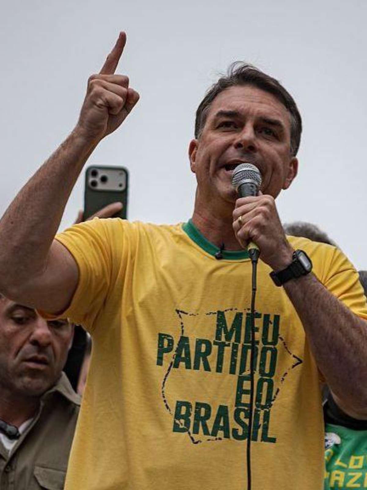 Flávio Bolsonaro é investigado pelo STF no caso 'Dark Horse', Mendonça mantém inquérito sob sigilo