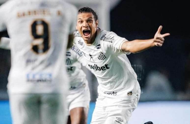 Santos vence Atlético e abre vantagem nas quartas da Sul-Americana