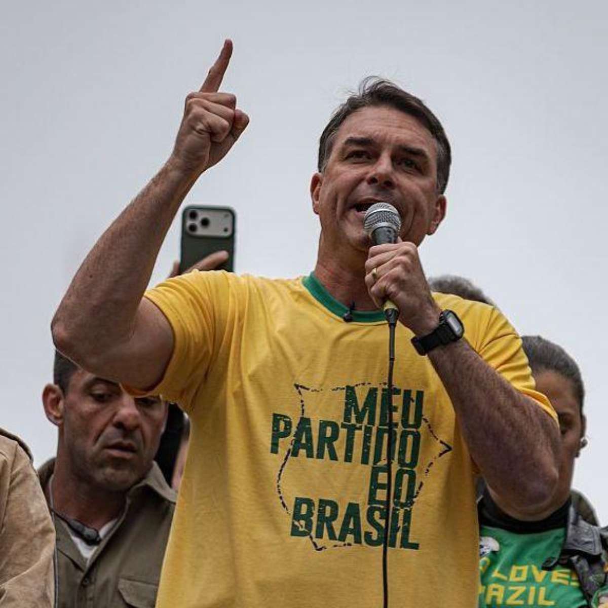 Flávio Bolsonaro é investigado pelo STF no caso 'Dark Horse', Mendonça mantém inquérito sob sigilo