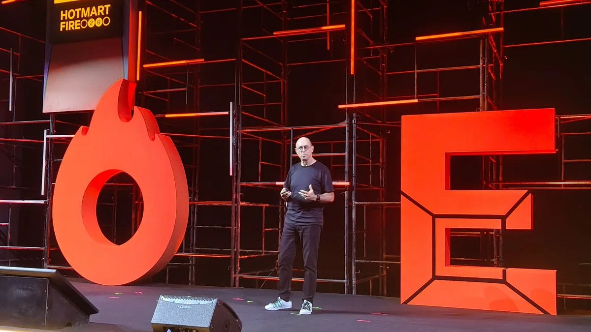 Guilherme Horn no palco do Hotmart Fire 2026 fala sobre WhatsApp