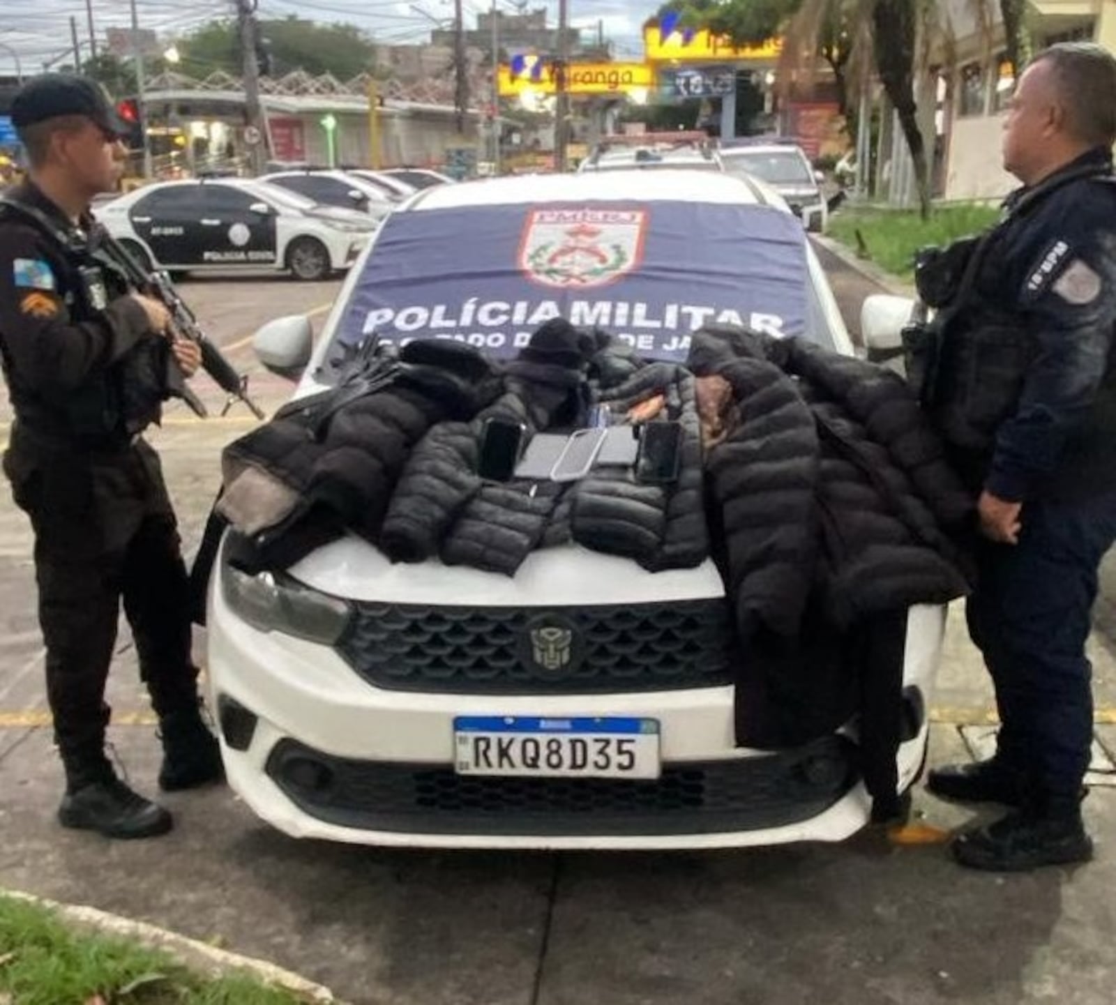 Agentes do 18º BPM recuperaram celulares, roupas e ferramentas Reprodução/Polícia Militar