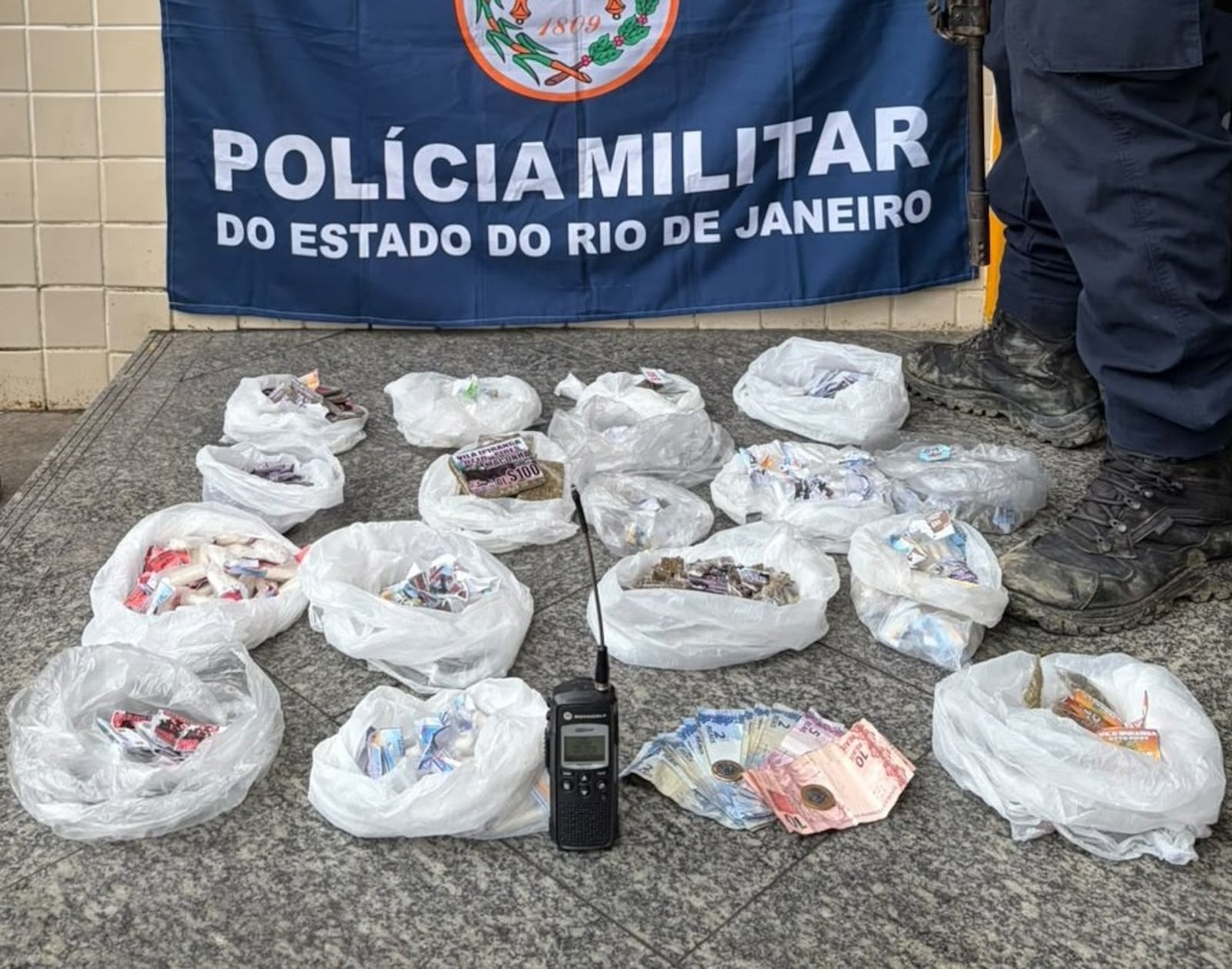 Agentes do 12º BPM apreenderam maconha, cocaína, crack e ecstasy, além de rádio e dinheiro Reprodução/Polícia Militar
