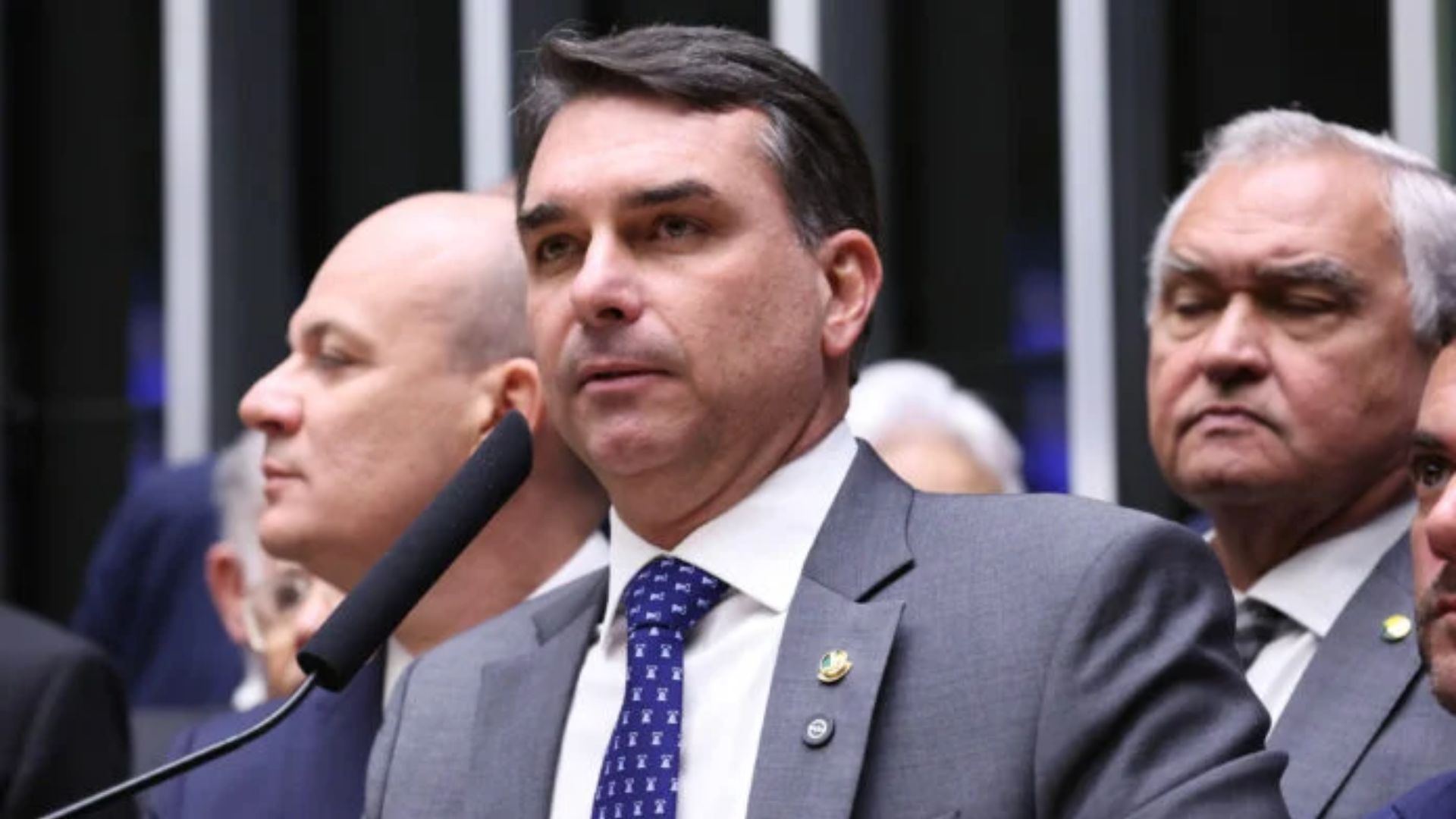 Flávio Bolsonaro é investigado por lavagem de dinheiro e corrupção pelo filme Dark Horse