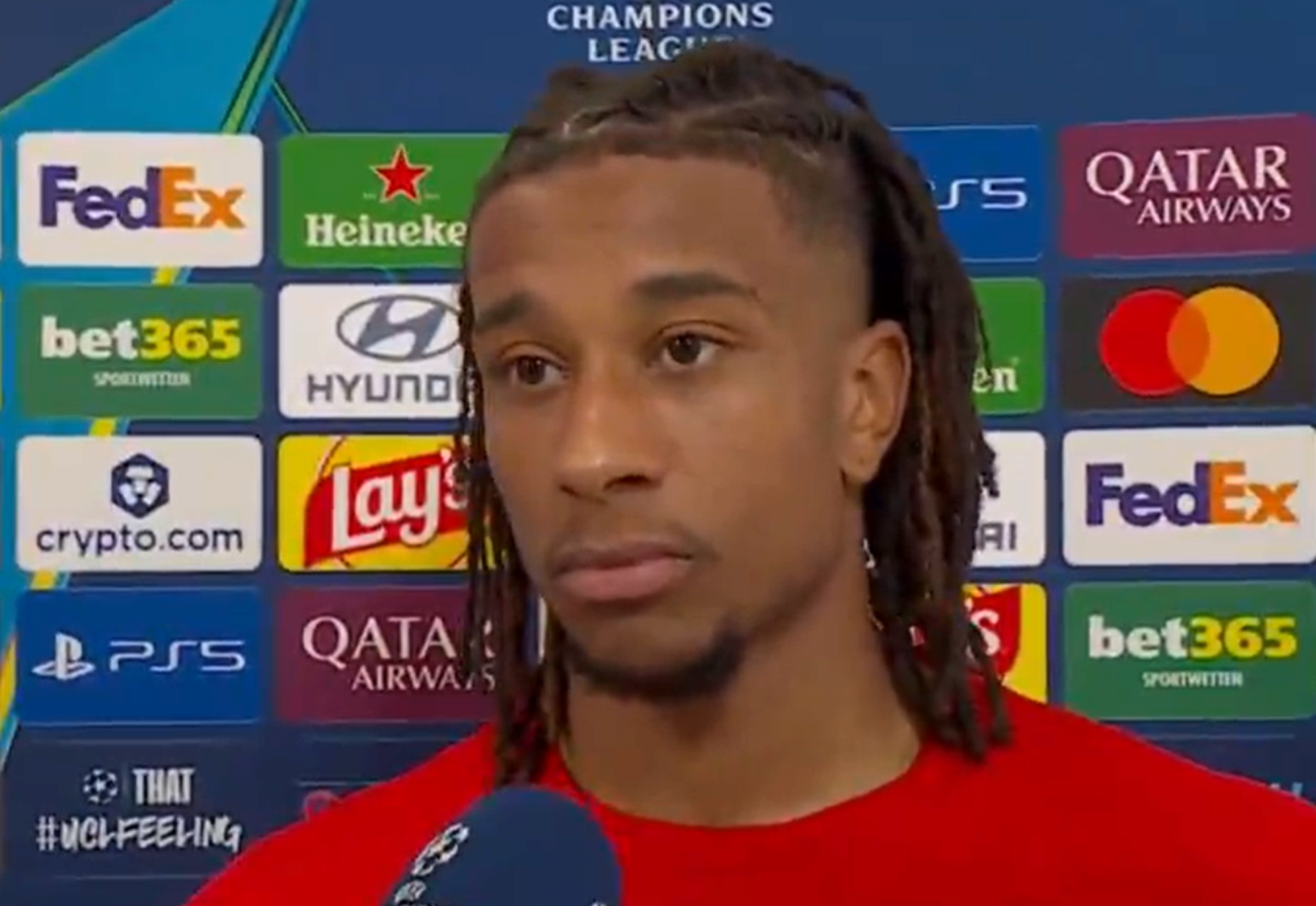 Olise viraliza com entrevista inusitada ap&oacute;s goleada do Bayern na Champions: 'Pior entrevistado de todos os tempos'