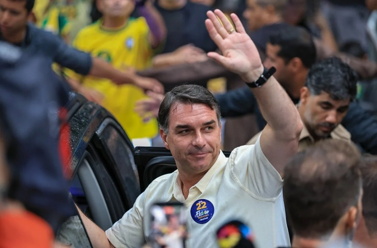 Imagem da matéria: Aliados mineiros apontam perseguição a Flávio e apoiam saída do país